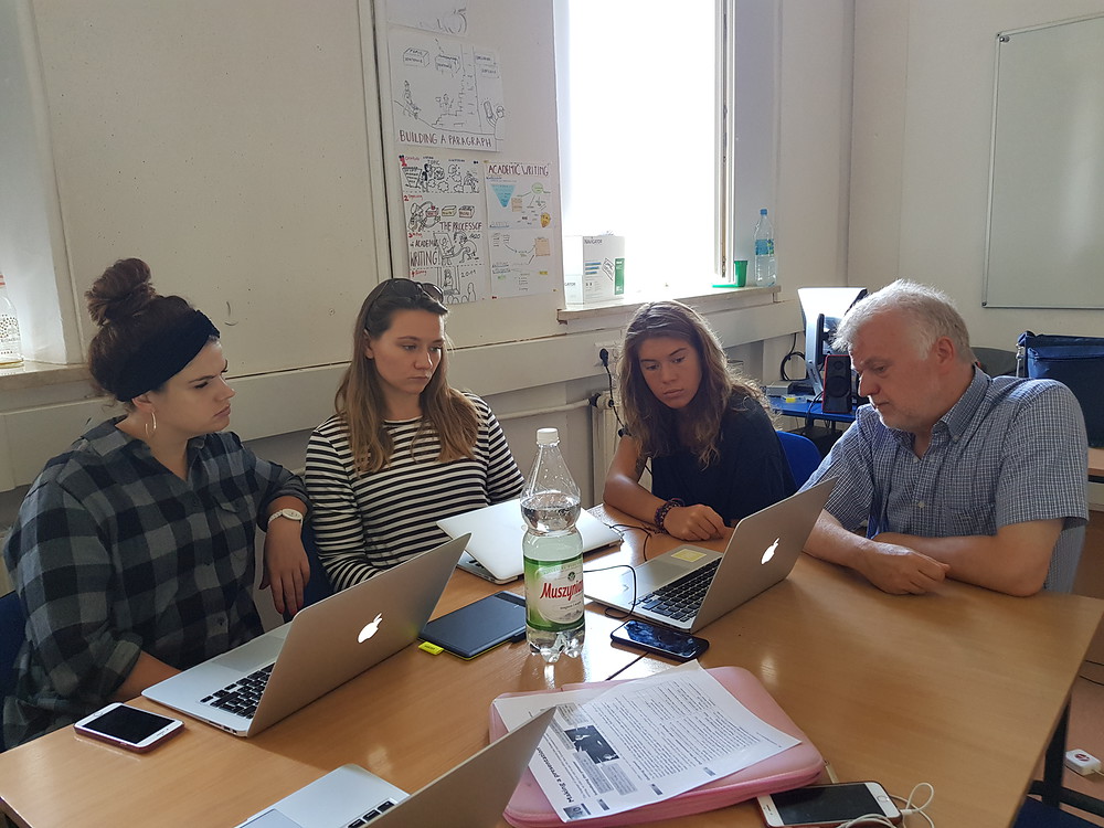 Lucas Nijs discussing with students